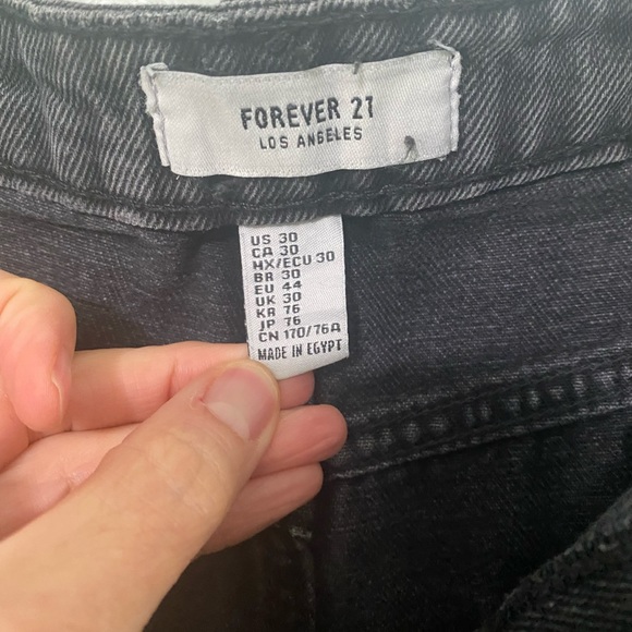 Forever 21 High Rise Black Distressed Denim Jean Fray Hem Shorts Size 30 - Picture 4 of 11